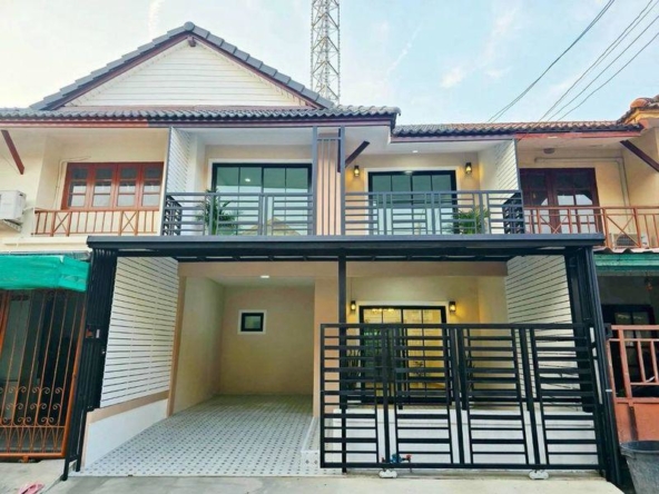 รูปหน้าบ้านขายทาวน์เฮาส์ หมู่บ้านพฤกษา 3 บางบัวทอง 28 ตรว